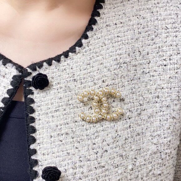 CHANEL Gold and White Pearl Brooch - Picture 2 of 7